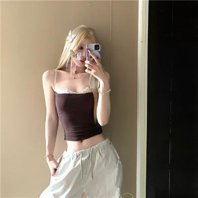 坐在酒吧里吃蛋糕